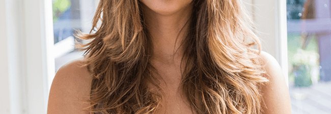 mujer con pelo rubio