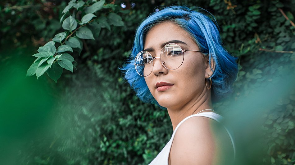 chica con el pelo teñido de azul
