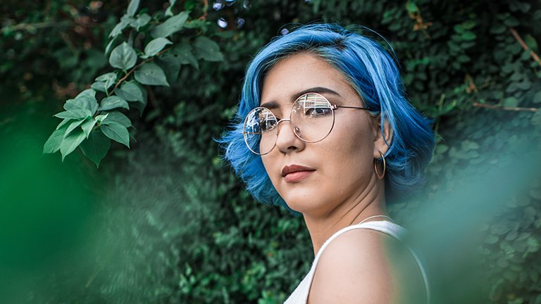 chica con el pelo teñido de azul