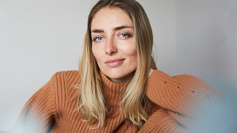 chica con pelo rubio