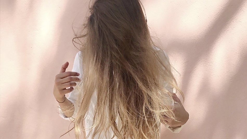 Chica con pelo largo y mechas sobre la cara