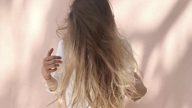 Chica con pelo largo y mechas sobre la cara