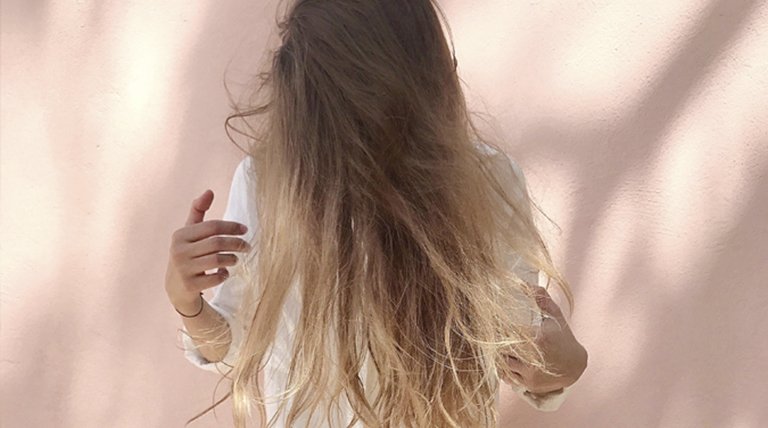 Chica con pelo largo y mechas sobre la cara