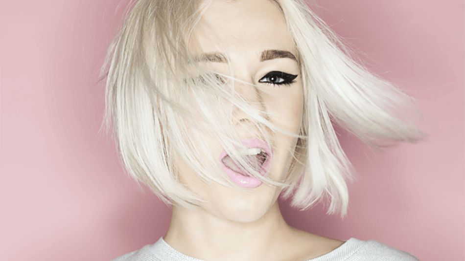 mujer pelo rubio plata corto