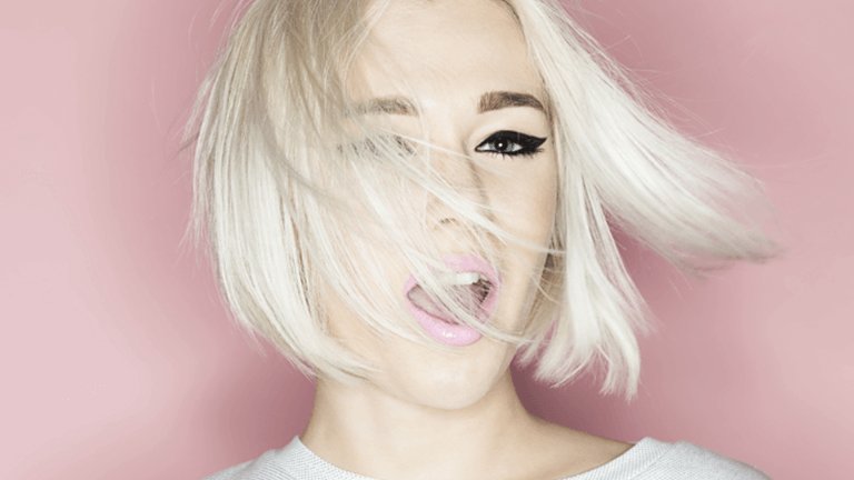 mujer pelo rubio plata corto
