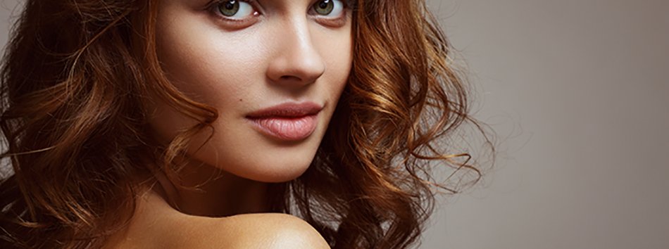 chica morena con jersey amarillo