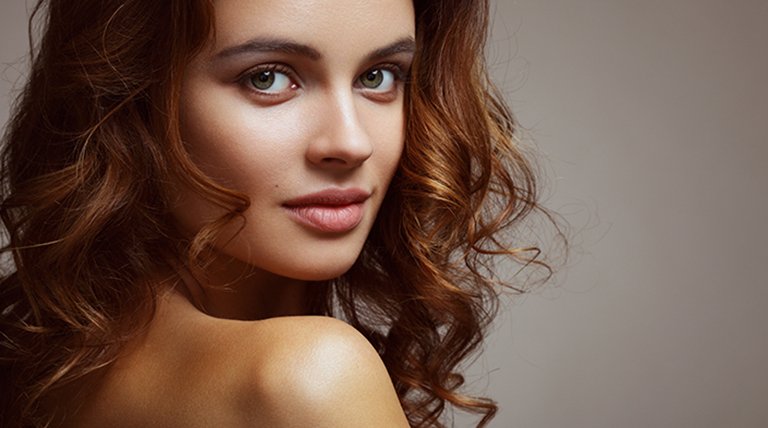 chica morena con jersey amarillo