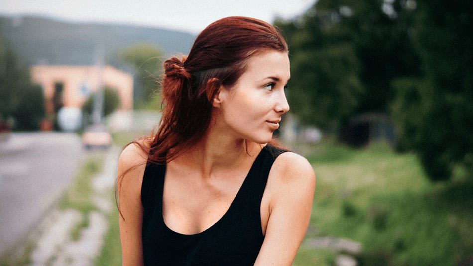 mujer con el pelo caoba