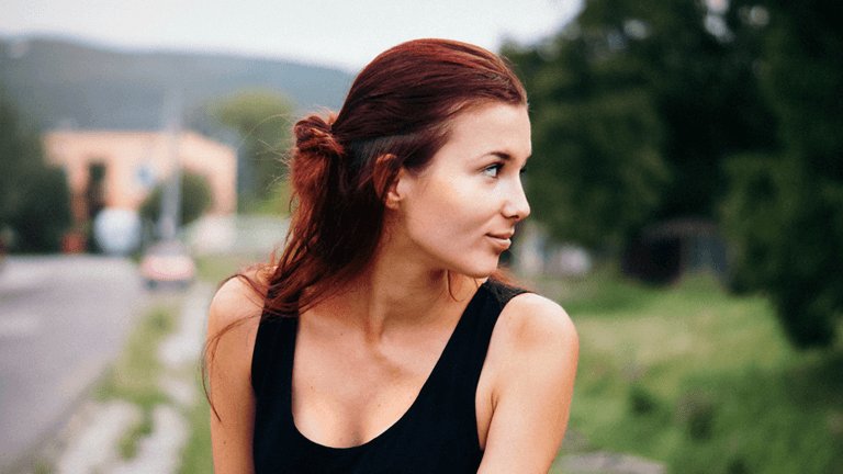 mujer con el pelo caoba
