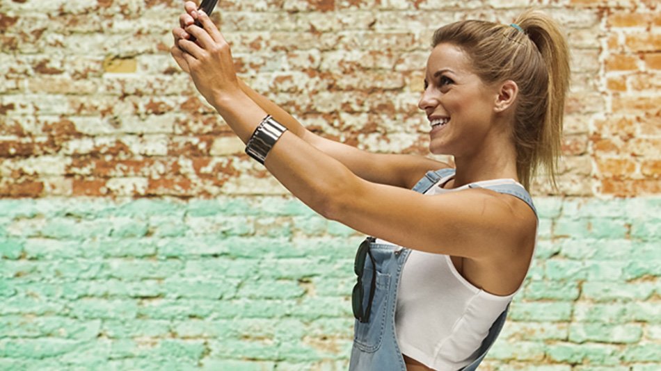 chica rubia haciéndose una foto