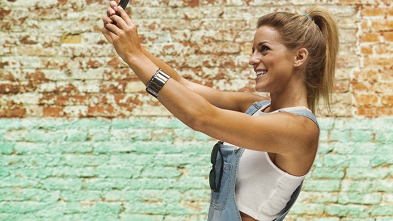 chica rubia haciéndose una foto