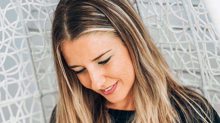 chica con pelo rubio