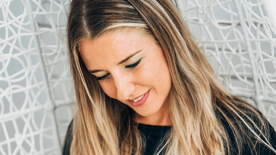 chica con pelo rubio