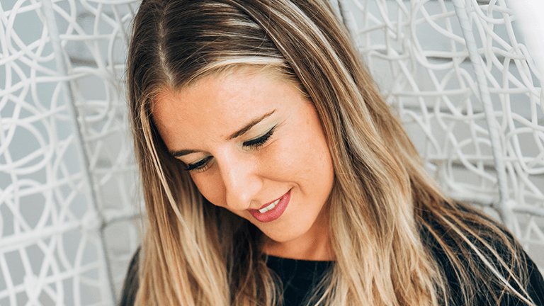 chica con pelo rubio