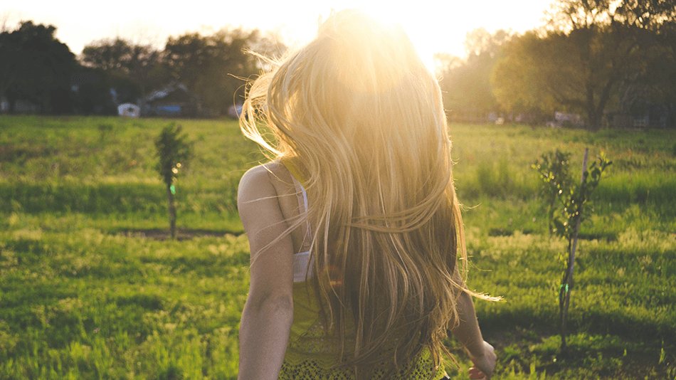 chica con mechas rubias en el campo