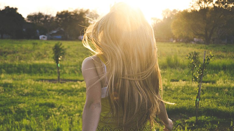 chica con mechas rubias en el campo
