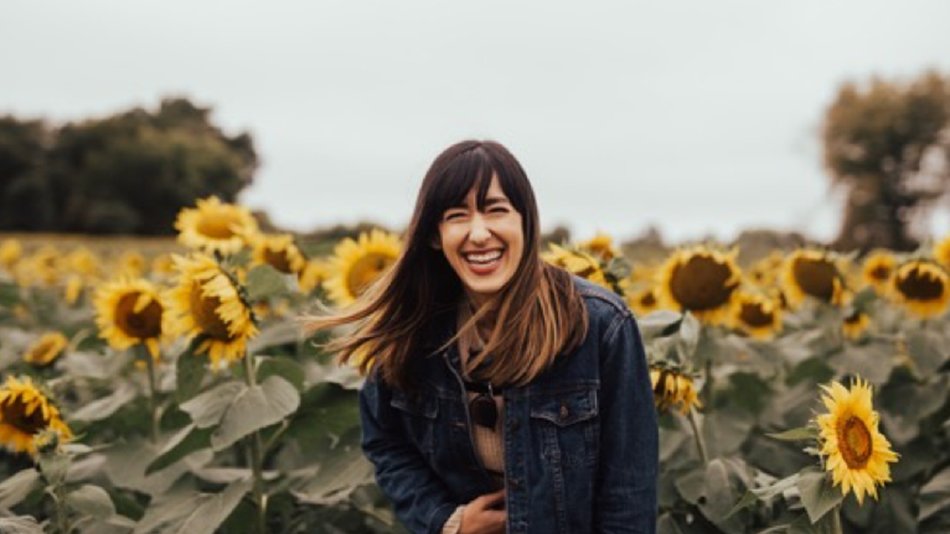 pelo rubio con muestras de tinte