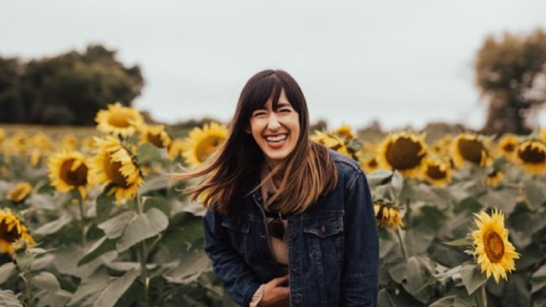 pelo rubio con muestras de tinte