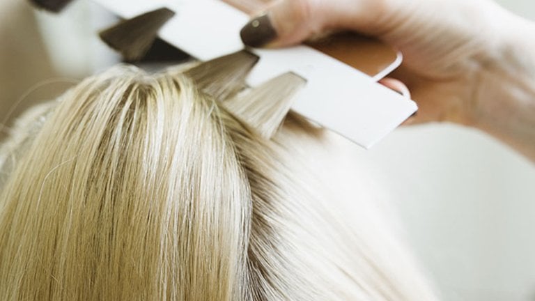 chica con pelo corto y mechas californianas
