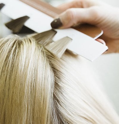 pelo rubio con muestras de tinte
