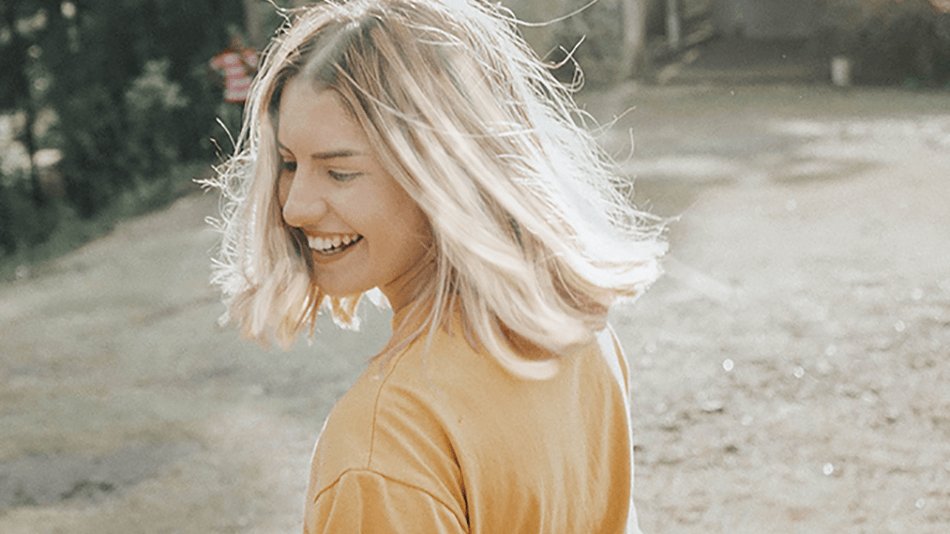 chica con pelo blanco riéndose