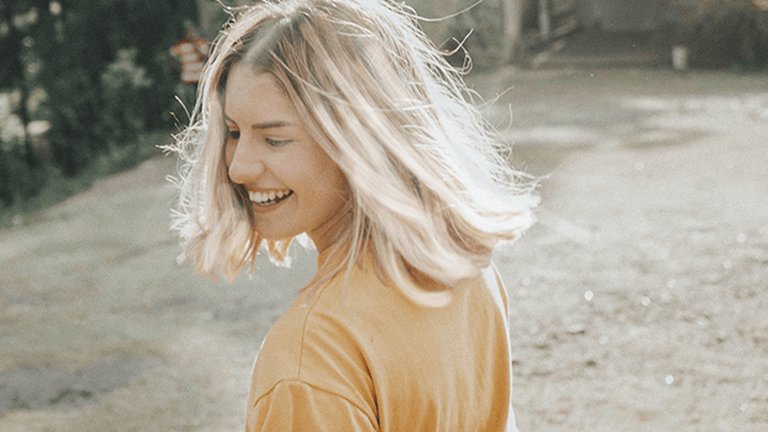 chica con pelo blanco riéndose