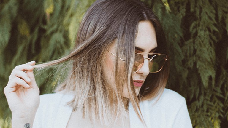 chica con pelo corto y mechas californianas