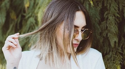 chica con pelo corto y mechas californianas