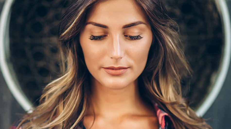 chica con mechas californianas