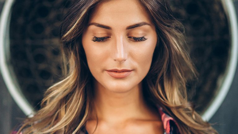 chica con mechas californianas