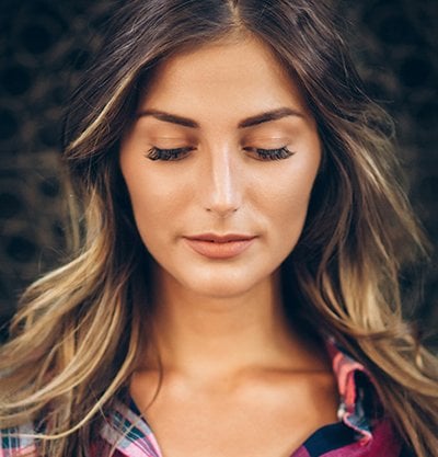 chica con mechas californianas