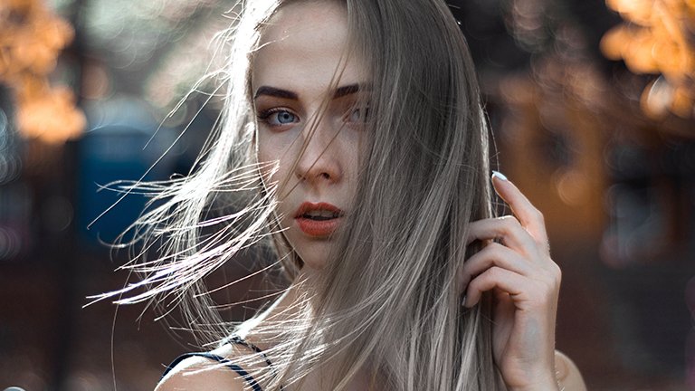 chica con pelo mushroom blonde