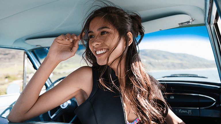 Chica morena en un coche