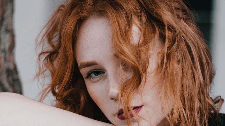 chica con pelo pelirrojo natural