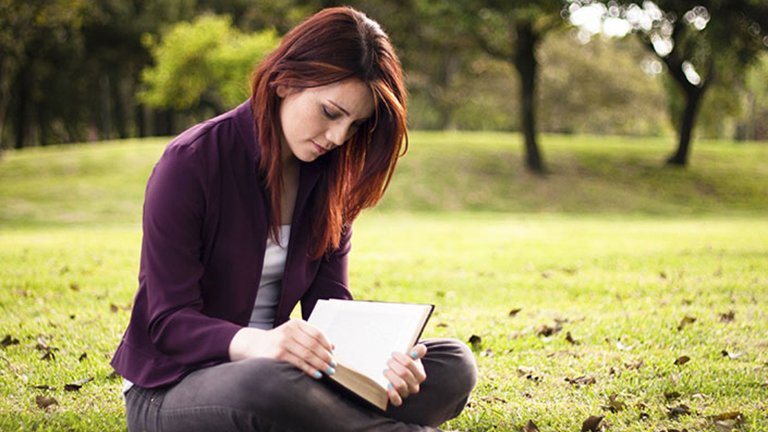 chica pelirroja leyendo