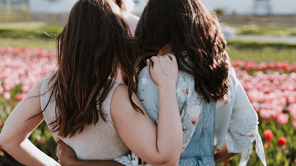 dos chicas con pelo castaño