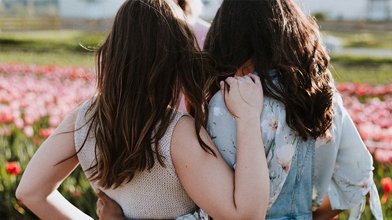 dos chicas con pelo castaño