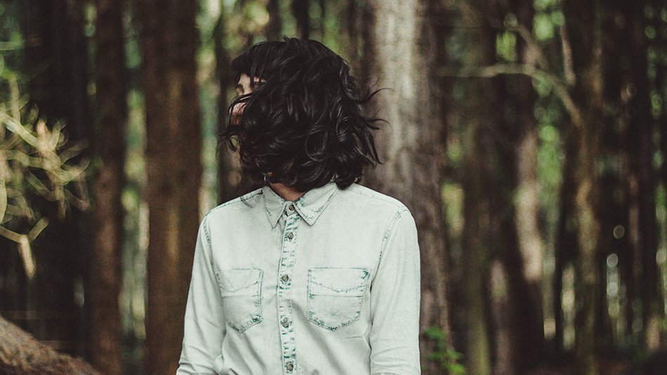 chica con el pelo negro