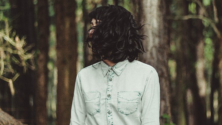 chica con el pelo negro