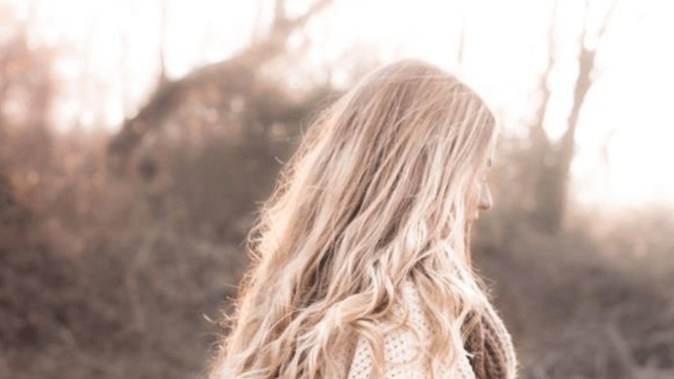 chica rubia en el campo