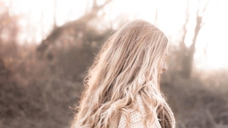 chica rubia en el campo