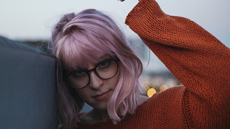 chica con gafas y pelo rosa pastel