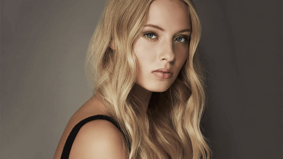 Mujer rubia con cabello ondulado