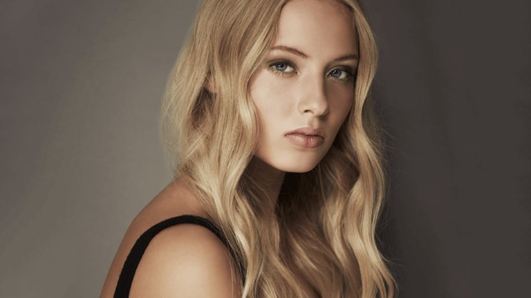 Mujer rubia con cabello ondulado