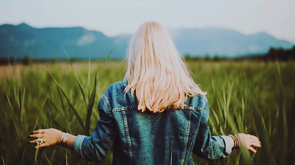 Mujer rubia en el campo