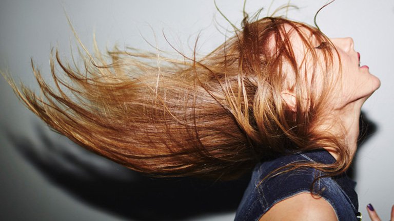 Chica de perfil con melena al viento