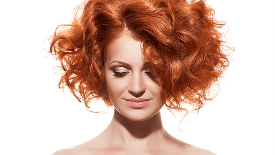 Chica con pelo cobre con los ojos cerrados