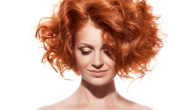 Chica con pelo cobre con los ojos cerrados