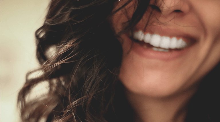 chica morena sonriendo