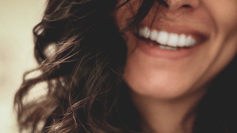 chica morena sonriendo